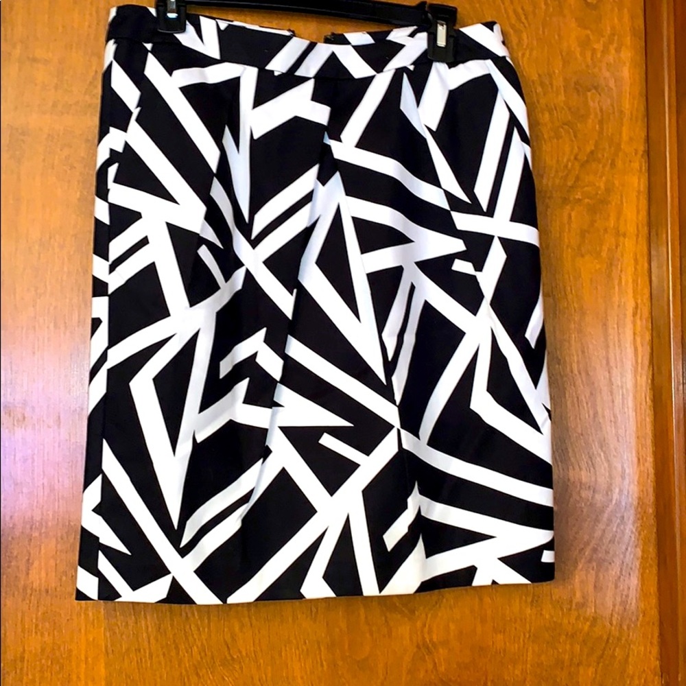 Liz Claiborne black and white size 8 skirt